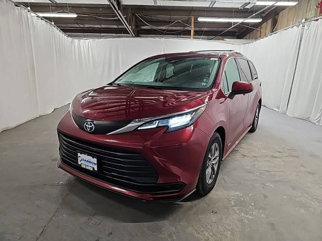 2021 Toyota Sienna LE FWD photo