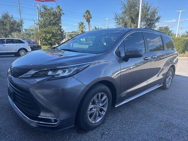 2021 Toyota Sienna XLE FWD photo