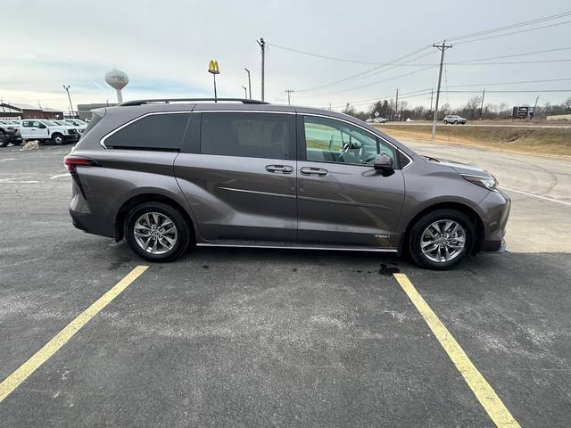 2021 Toyota Sienna LE AWD photo