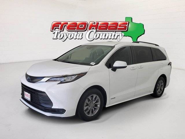 2021 Toyota Sienna LE FWD photo
