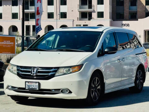 2015 Honda Odyssey Touring FWD photo