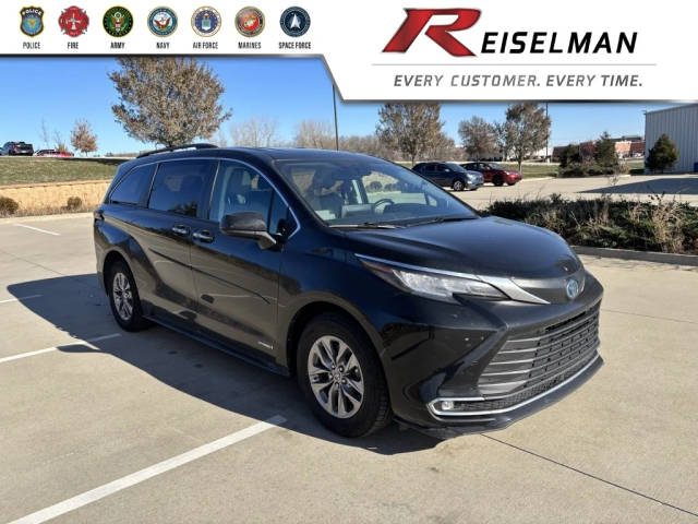 2021 Toyota Sienna XLE FWD photo