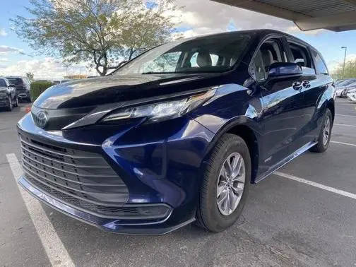 2021 Toyota Sienna LE FWD photo