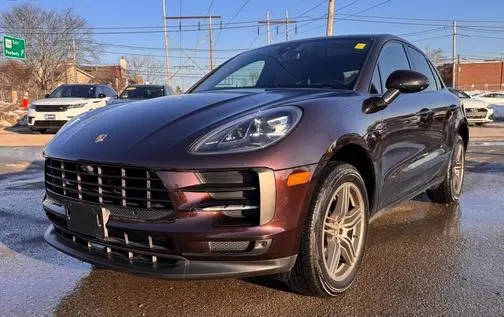 2021 Porsche Macan  AWD photo