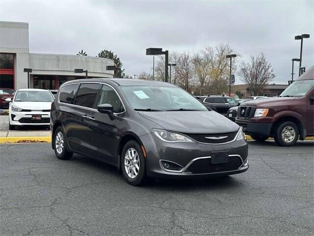 2020 Chrysler Pacifica Minivan Touring FWD photo