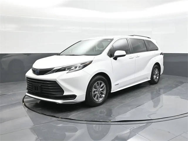 2021 Toyota Sienna LE FWD photo