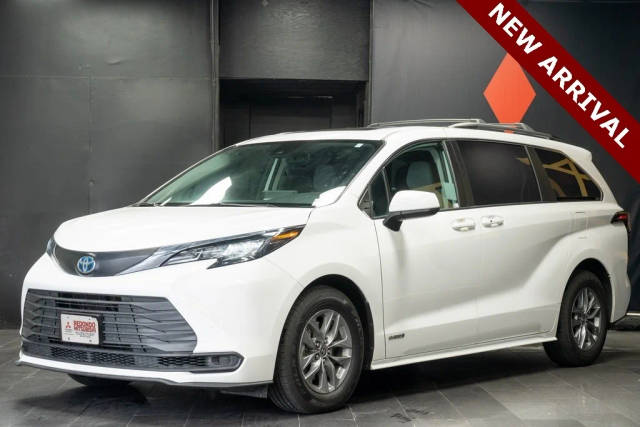 2021 Toyota Sienna LE FWD photo