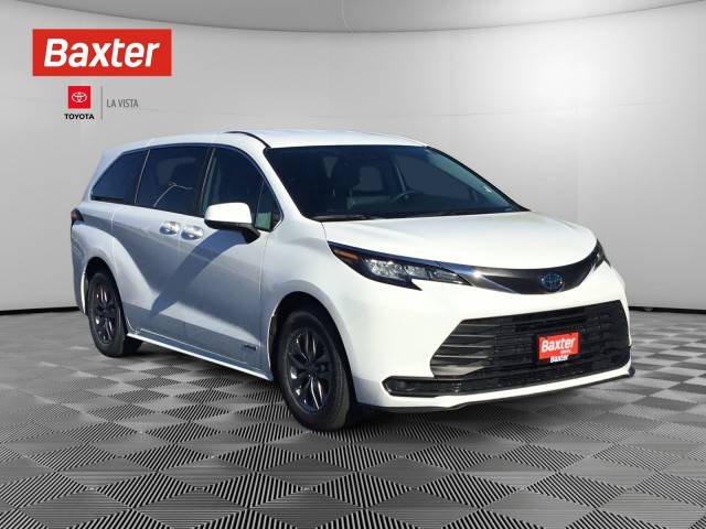 2021 Toyota Sienna LE FWD photo