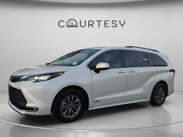 2021 Toyota Sienna XLE FWD photo