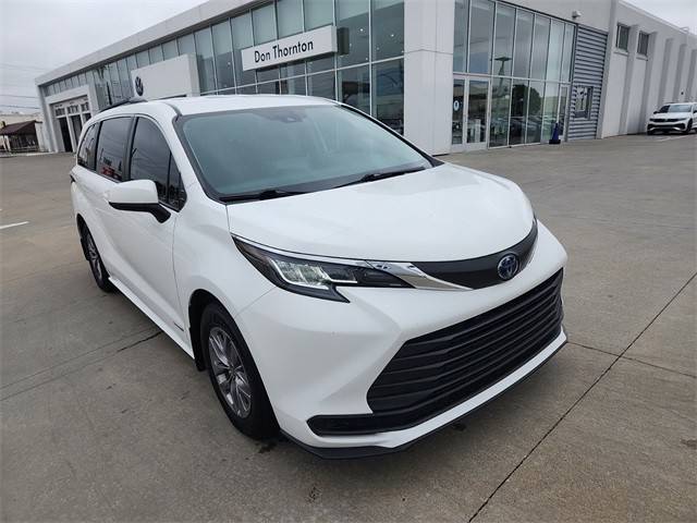 2021 Toyota Sienna LE FWD photo