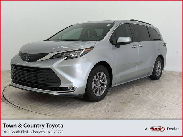2021 Toyota Sienna XLE FWD photo