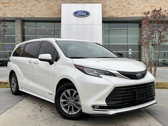 2021 Toyota Sienna XLE FWD photo