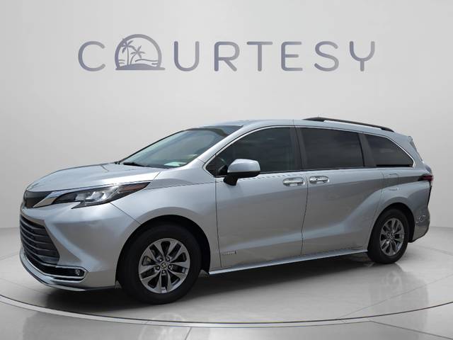 2021 Toyota Sienna XLE FWD photo