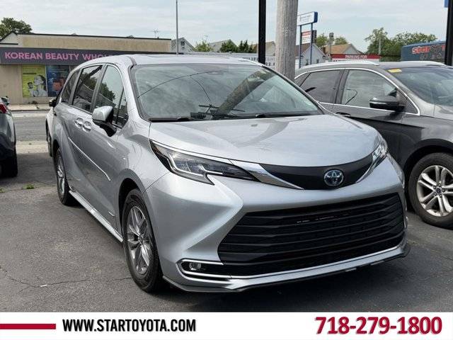 2021 Toyota Sienna XLE FWD photo