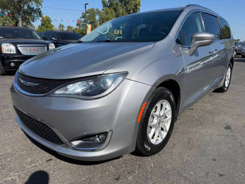2020 Chrysler Pacifica Minivan Touring L FWD photo