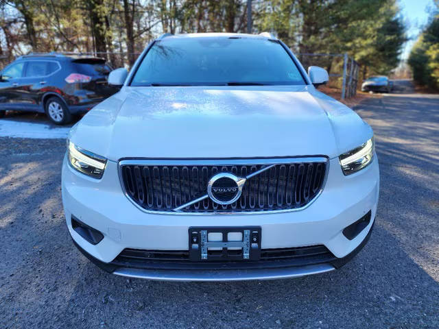 2021 Volvo XC40 Momentum AWD photo