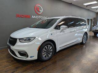 2021 Chrysler Pacifica Minivan Hybrid Touring FWD photo