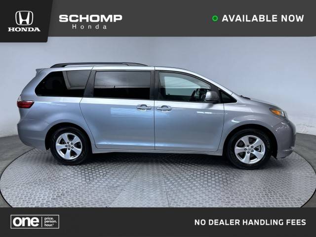 2016 Toyota Sienna LE FWD photo