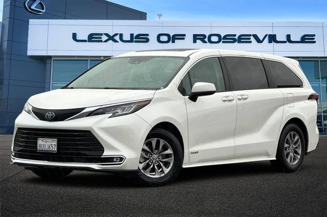 2021 Toyota Sienna XLE FWD photo