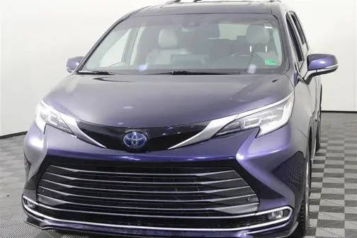 2021 Toyota Sienna Limited FWD photo