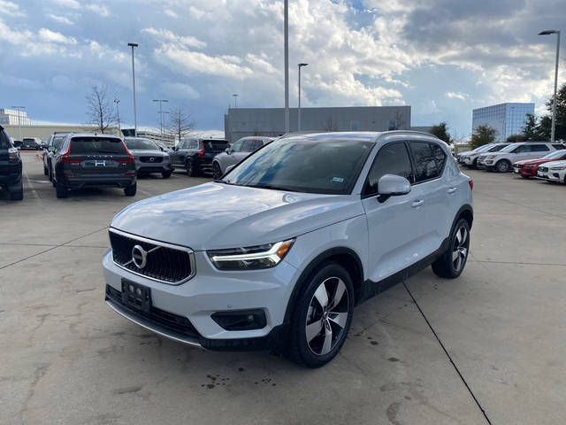 2021 Volvo XC40 Momentum AWD photo