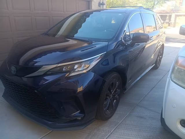 2021 Toyota Sienna XSE FWD photo