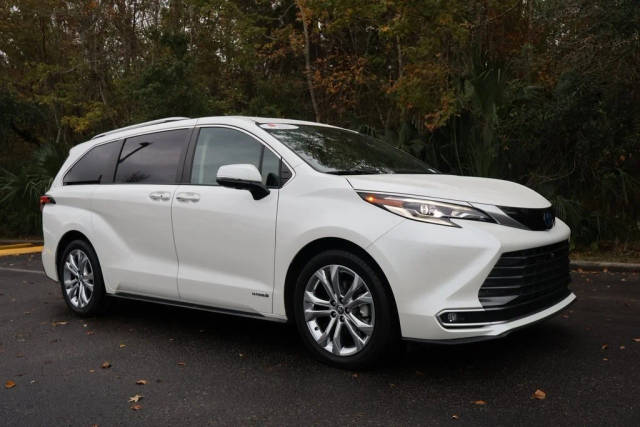 2021 Toyota Sienna Platinum FWD photo