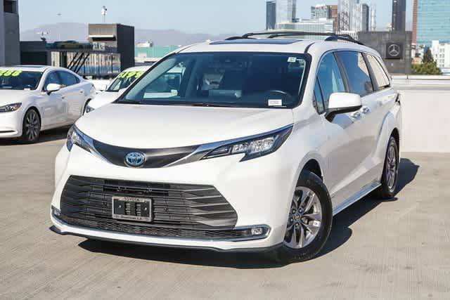 2021 Toyota Sienna XLE FWD photo