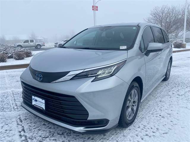 2021 Toyota Sienna LE FWD photo