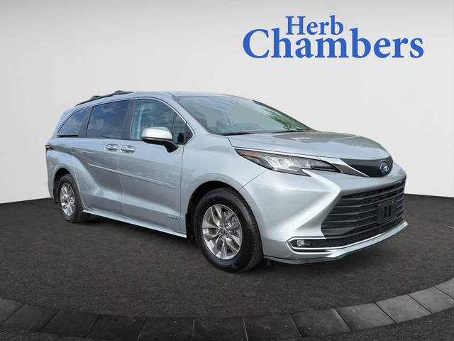 2021 Toyota Sienna XLE FWD photo