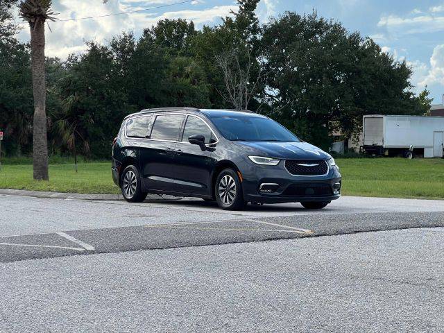 2021 Chrysler Pacifica Minivan Hybrid Touring FWD photo