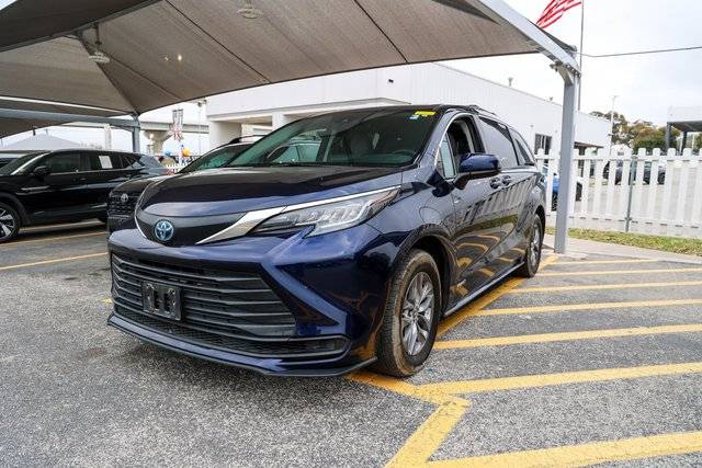2021 Toyota Sienna LE FWD photo