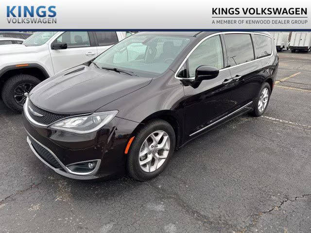 2018 Chrysler Pacifica Minivan Touring L FWD photo