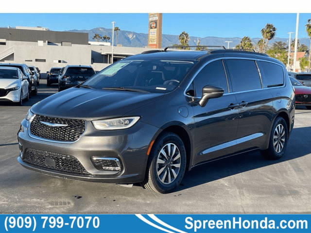 2021 Chrysler Pacifica Minivan Hybrid Touring FWD photo