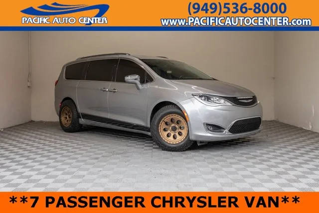 2020 Chrysler Pacifica Minivan Limited FWD photo