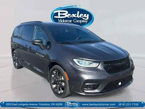 2021 Chrysler Pacifica Minivan Touring FWD photo