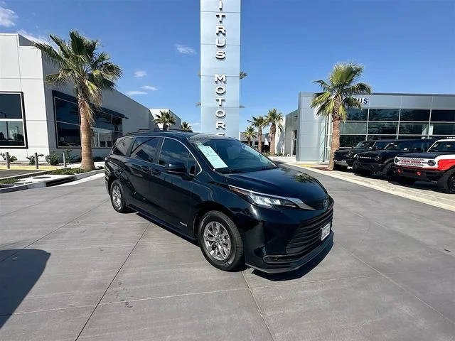 2021 Toyota Sienna LE FWD photo