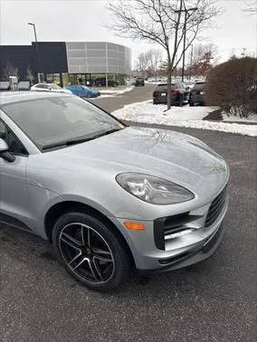 2021 Porsche Macan  AWD photo