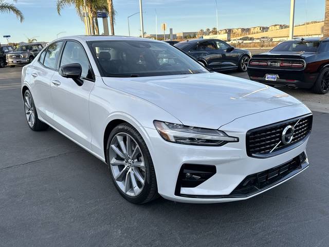 2021 Volvo S60 Momentum AWD photo