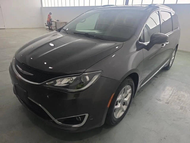 2020 Chrysler Pacifica Minivan Touring L FWD photo