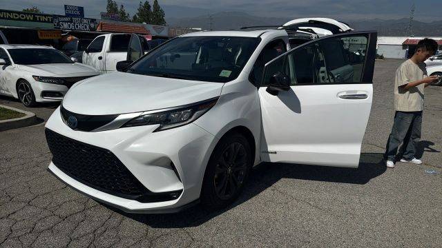 2021 Toyota Sienna XSE FWD photo