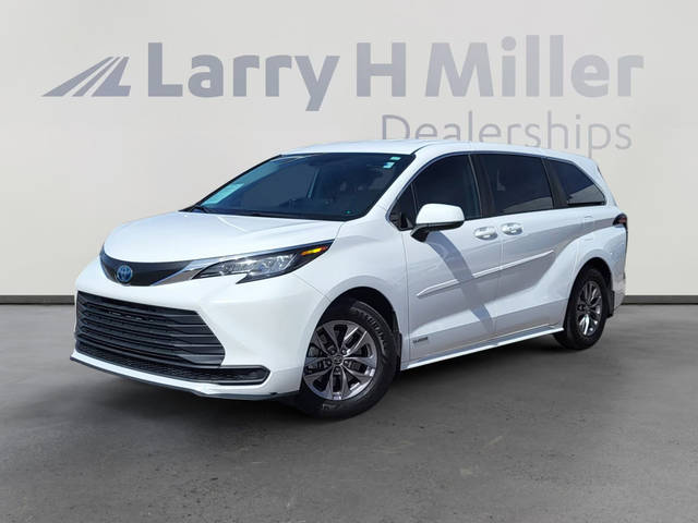 2021 Toyota Sienna LE FWD photo