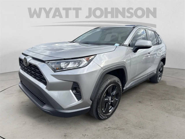 2020 Toyota RAV4 XLE FWD photo