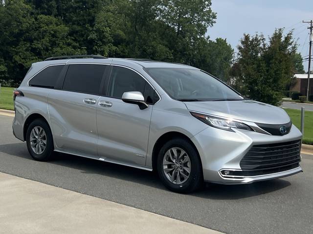 2021 Toyota Sienna XLE FWD photo