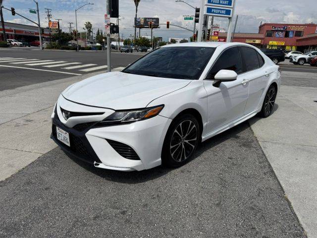 2020 Toyota Camry SE FWD photo