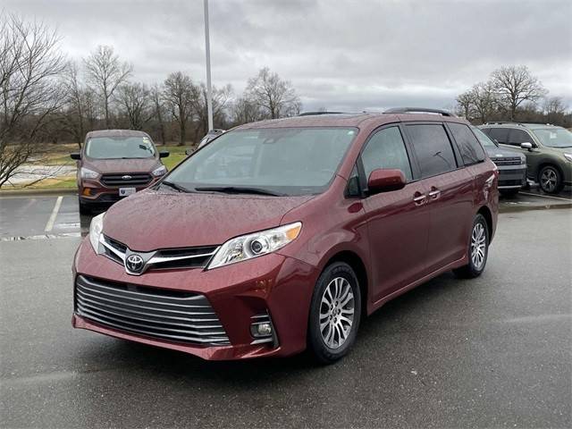 2020 Toyota Sienna XLE FWD photo