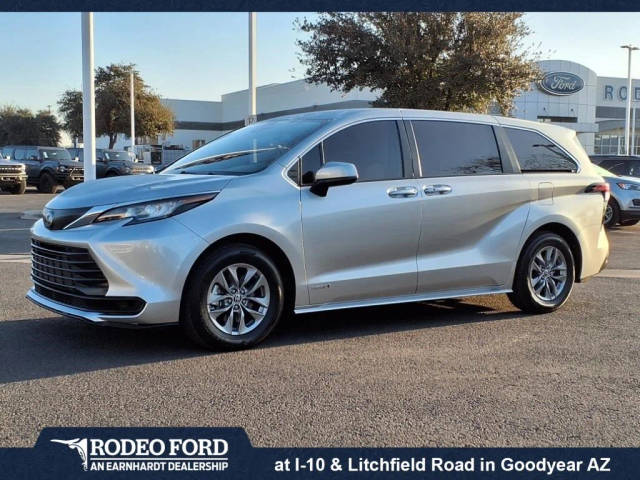 2021 Toyota Sienna LE FWD photo