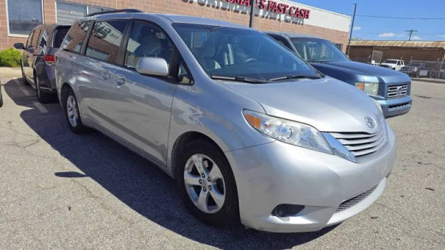 2015 Toyota Sienna LE FWD photo