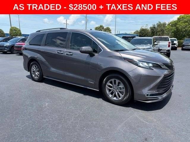 2021 Toyota Sienna XLE FWD photo