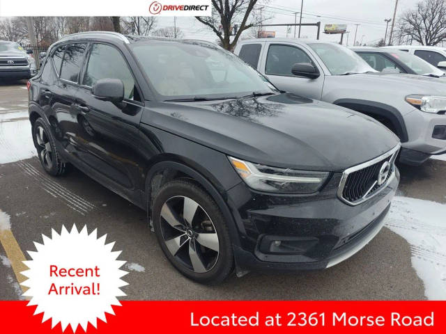 2019 Volvo XC40 Momentum AWD photo